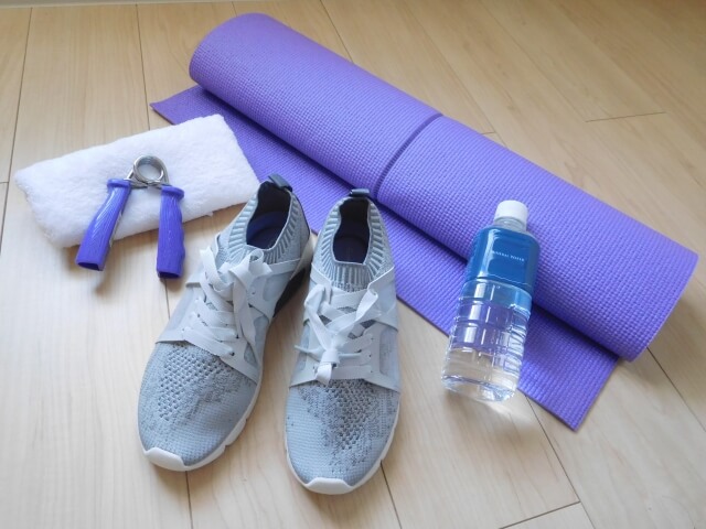 トレーニング用のシューズとヨガマットと水